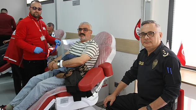 Polislerden Kızılay'a 'can' bağışı!