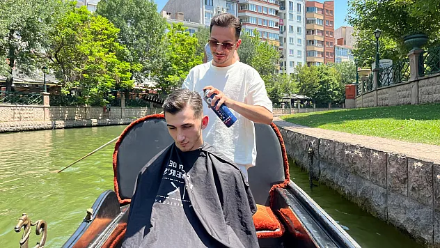 Porsuk Çayı'nda yüzen gondolda saç şekillendirdi