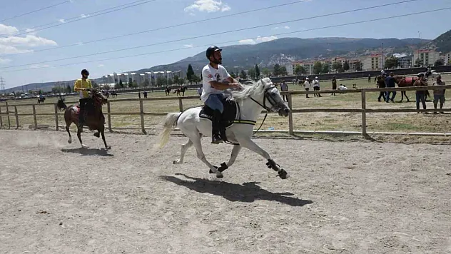 Rahvan At Yarışları nefes kesti