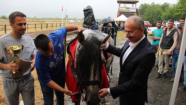 Rahvan At yarışlarında dereceye girenler ödüllendirildi