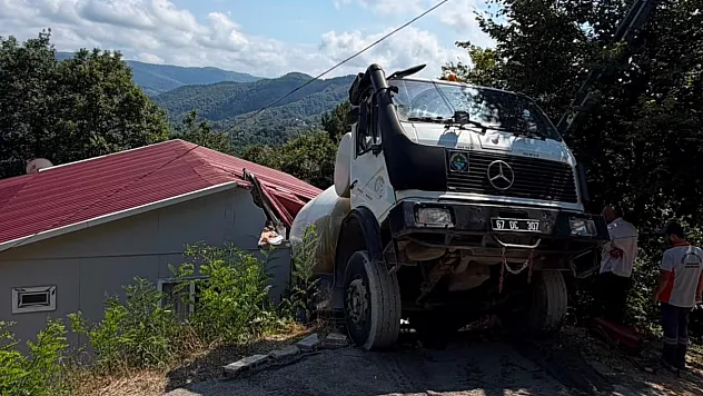 Rampada kontrolden çıkan beton mikseri evin üzerine devrildi