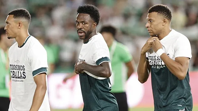 Real Madrid maçında dikkat çeken detay Mbappe, Vinicius ve Konate tişörtlerini kıvırdı