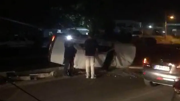 Refüje çarpıp yan yattı, emniyet kemeri sayesinde kurtuldu