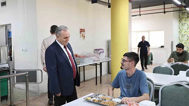 Rektör tıp fakültesi öğrencileri ile bir araya geldi