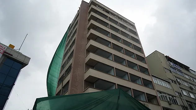 Risk taşıyan binanın yıkımına başlandı