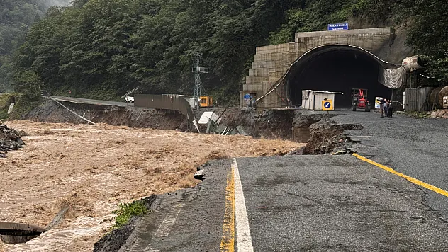 Rize'de sağanak yağış: Dereler taştı, heyelanlar yolları kapattı