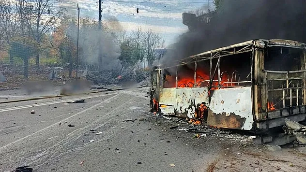 Rus ordusu Ukrayna'da otobüs durağını vurdu: 12 ölü, 14 yaralı