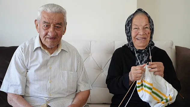 Rüyasının ardından 58 yıldır ihtiyaç sahipleri için örüyor