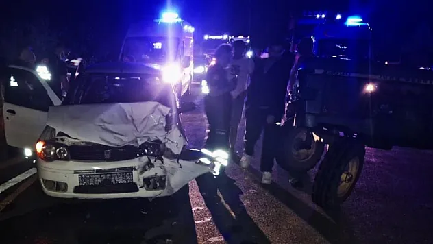 Safranbolu'da traktör ile otomobil çarpıştı: 4 yaralı