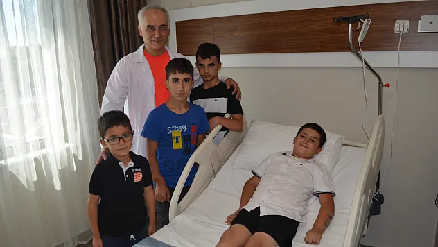 Sağ kolu tedavi ile uzatıldı şimdi ise sol kolu için tedavi görüyor