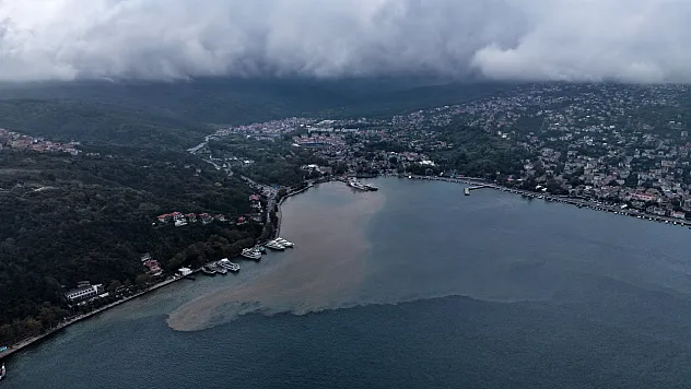 Sağanak sonrası İstanbul Boğazı'nın rengi değişti