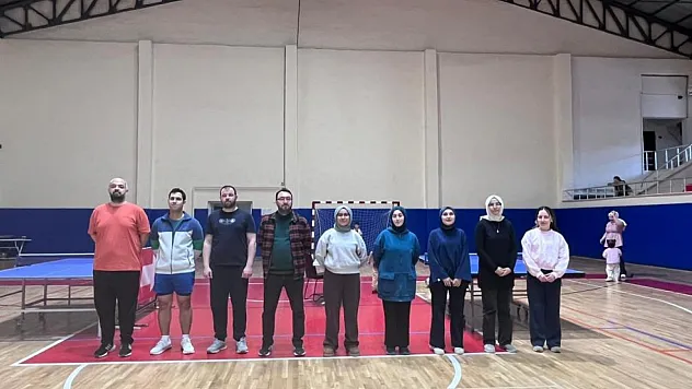 Sağlık çalışanları raket salladı