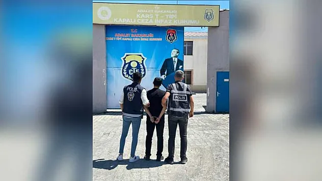 Sahte kimlikle kaçmak isterken yakalandı