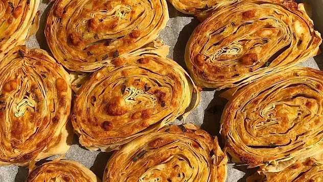 Sahurda pratik ve doyurucu lezzet: Patatesli rulo börek
