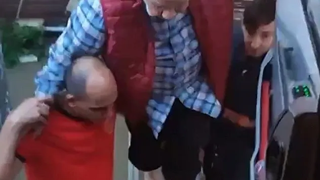 Sakarya'da sel felaketi: Mahsur kalan yaşlı adam merdivenle kurtarıldı