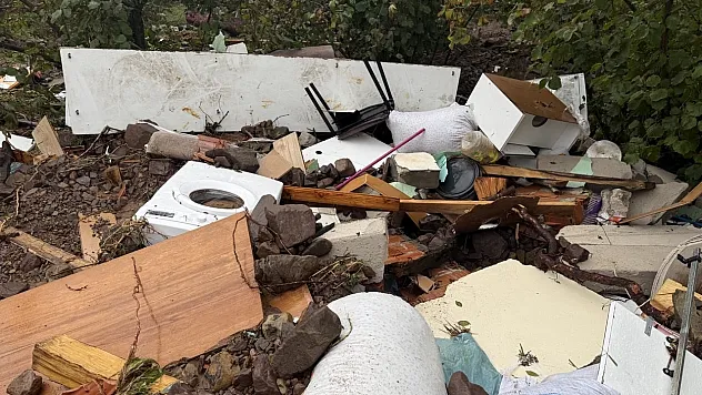 Sakarya'da sel ve heyelan bir evi yıktı: Eşyalar molozların altında kaldı