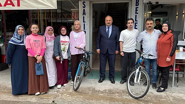 Salıpazarı Belediyesi, sınav başarısını bisikletle ödüllendirdi