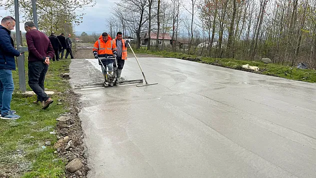 Salıpazarı'nda beton yol çalışmaları sürüyor