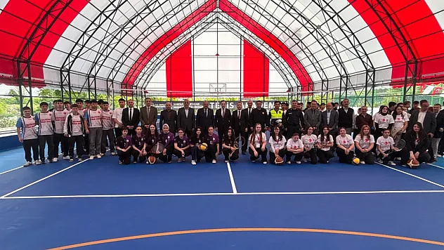 Salıpazarı'nda çok amaçlı spor tesisi hizmete açıldı