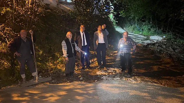 Salıpazarı'nda gece mesaisiyle beton yol çalışması