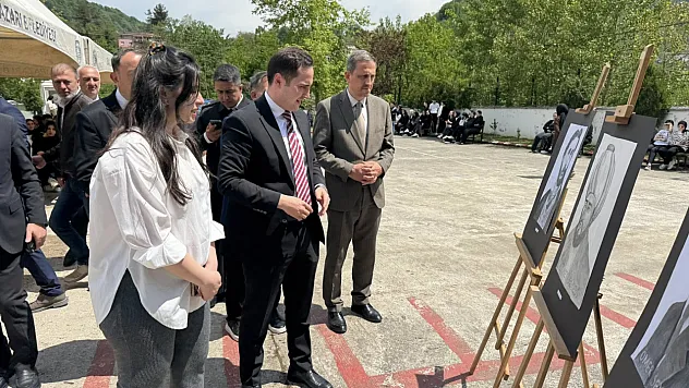 Salıpazarı'nda gençlerden Türkçeye anlamlı mesaj