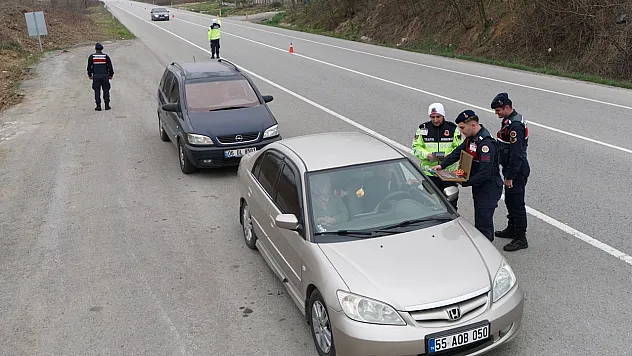 Salıpazarı'nda jandarmadan sürücülere tatlı sürpriz