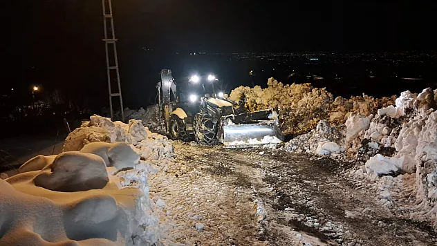 Salıpazarı'nda karla mücadele sürüyor