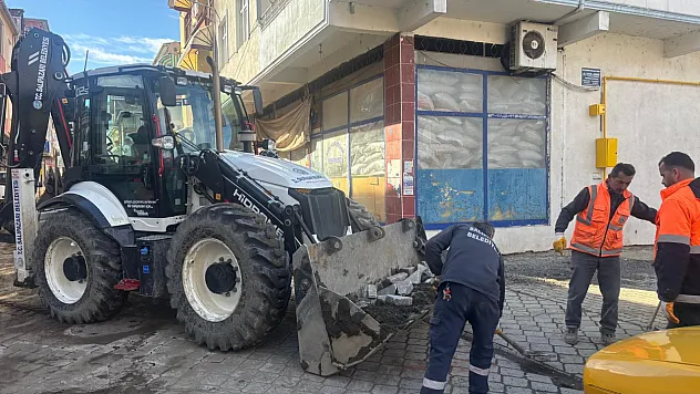 Salıpazarı'nda parke yol mesaisi: Başkan Karaca sahada inceledi