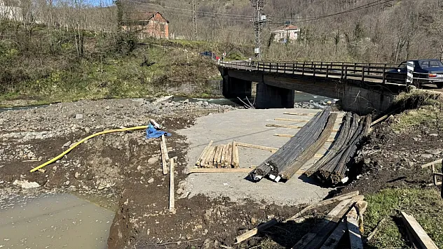 Salıpazarı'nda yeni köprü inşaatı sürüyor