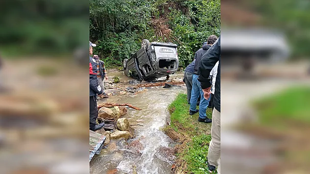 Şalpazarı'nda otomobil dereye uçtu: 3'ü ağır 5 yaralı