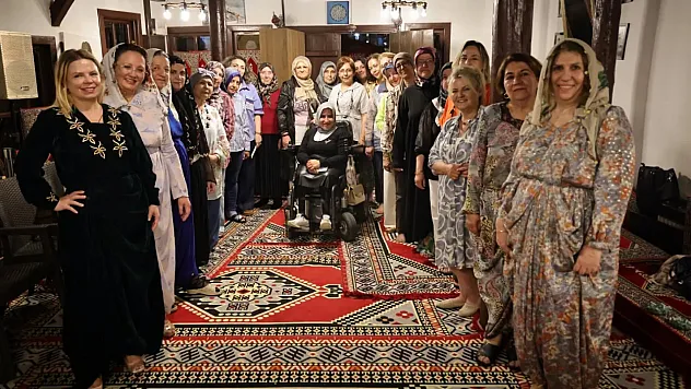 Şalvarlarını giyip örgülerini ördüler! Kütahya'da gelenekler yaşatıldı