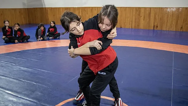 Şampiyon güreşçi kız çocuklarına örnek oldu