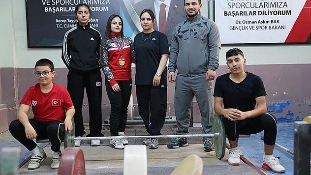 Şampiyon halterci Şaziye, milli sporcular yetiştiriyor