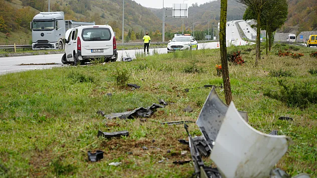 Samsun Ankara karayolunda kaza araç refüje çıktı 3 yaralı