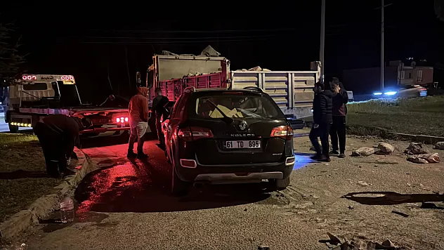 Samsun-Ankara Yolunda Feci Kaza! Çimento Yüklü Kamyon Cipi Biçti: 2 Yaralı