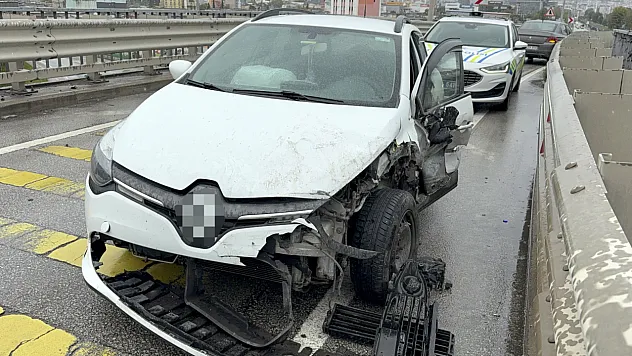 Samsun Canik Viyadüğünde iki otomobil bariyerlere savruldu