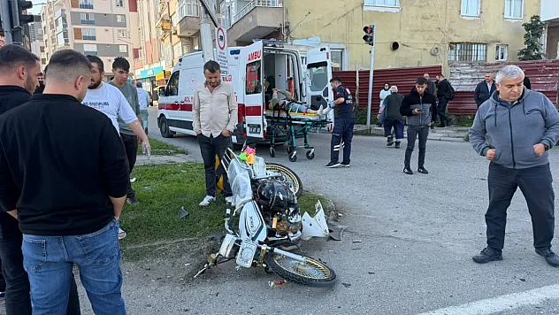Samsun Çarşamba'da kırmızı ışık ihlali yapan motosikletliye otomobil çarptı 1 yaralı
