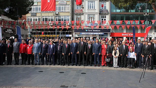Samsun'da 19 Mayıs kutlamaları anıta çelenk sunumuyla başladı