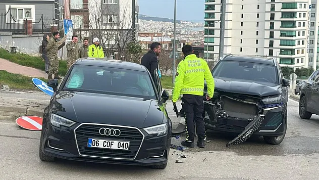 Samsun'da 2 araç çarpıştı