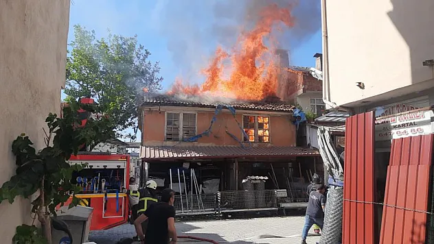 Samsun'da 2 katlı ahşap bina cayır cayır yandı !