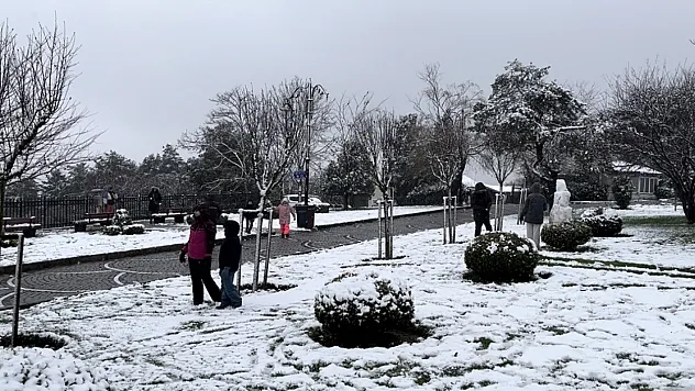 Beyaza bürünen Çamlıca'da kar topu savaşı görenleri gülümsetti