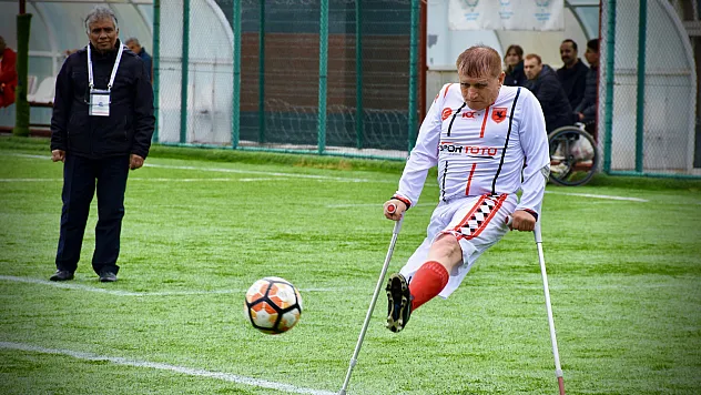 Samsun'da 66 yaşındaki ampute futbolcu, engelli bireylere örnek oluyor