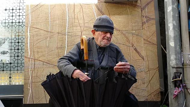 Samsun'da 70 yıllık ustalık: 97 yaşındaki Dursun Dede şemsiyelere ikinci baharını yaşatıyor