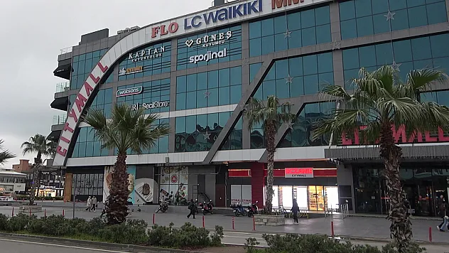 Samsun'da AVM'ye mühür: İçeride sessizlik dışarıda şaşkınlık hakim