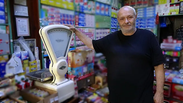 Samsun'da babasından kalan bakkalda antika cihazlarla hizmet veriyor