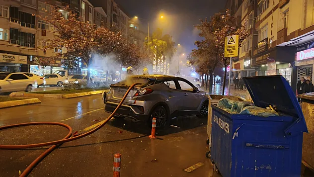 Samsun'da babasıyla tartıştı, park halindeki aracı ateşe verdi