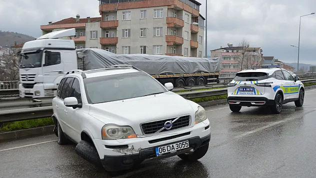 Samsun'da bariyere çarpan cipte anne ve oğlu yaralandı