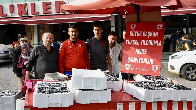 Samsun'da başarıyı hamsiyi 25 liradan satarak kutladı