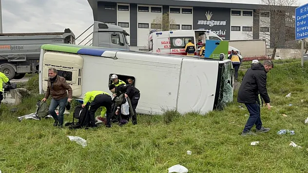 Samsun'da belediye minidüsü devrildi:9'u öğrenci 15 yaralı