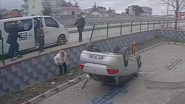 Samsun'da bir otomobil yoldan çıkarak devrildi